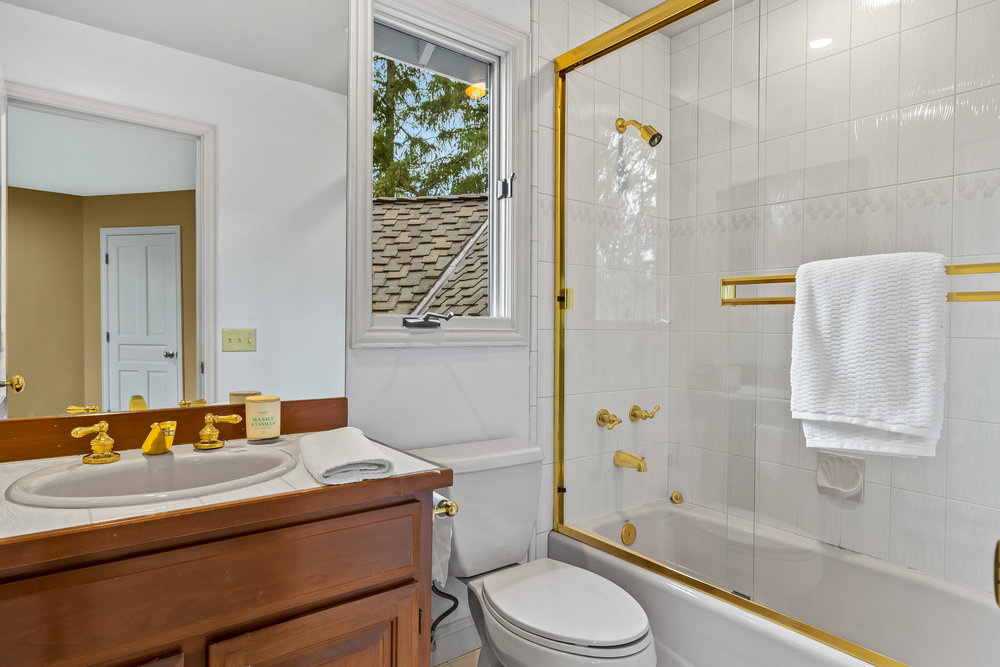 Judy's guest room bath